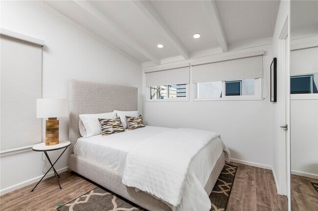 Building Photo - 816 The Strand