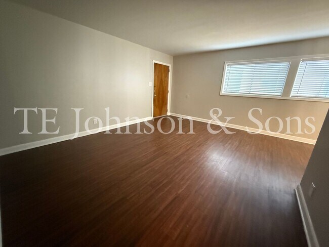 Building Photo - 2 Bedroom Salem View Apartment!