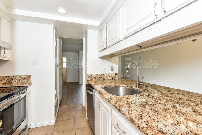 Building Photo - 5422 Roundtree Ct