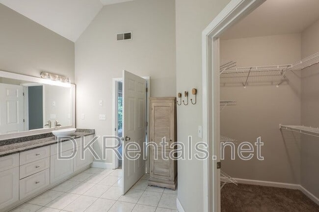 Building Photo - 1512 Fallen Leaf Dr SW