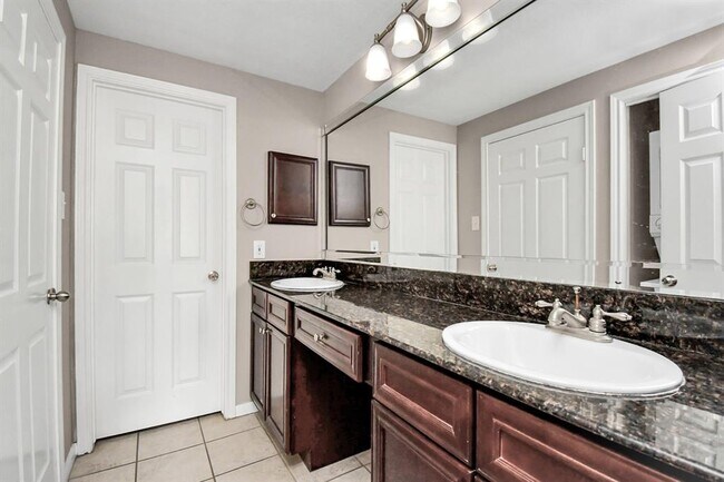 Building Photo - 2255 Braeswood Park Dr
