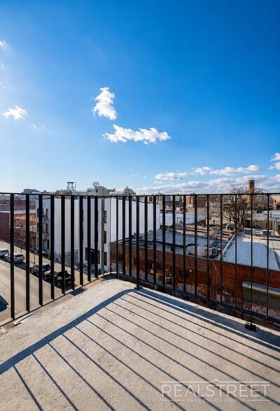 Building Photo - LUXURY 1 BED IN AMENITY PACKED BUILDING IN BUSHWICK