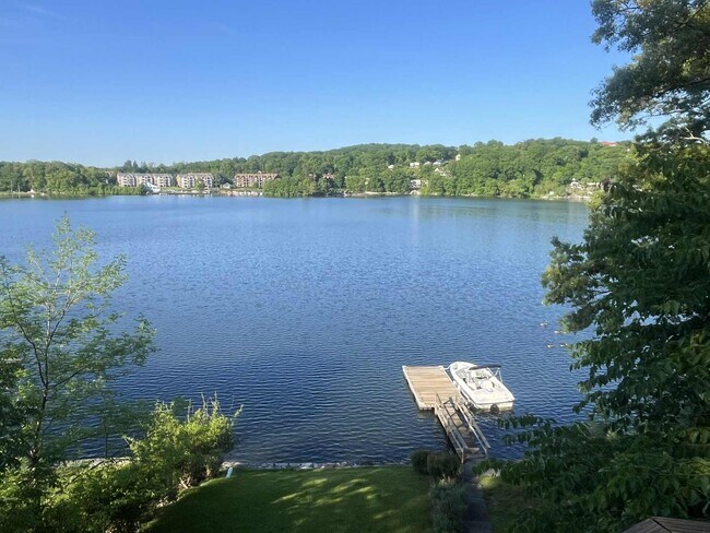 Building Photo - 10 Hillside Rd