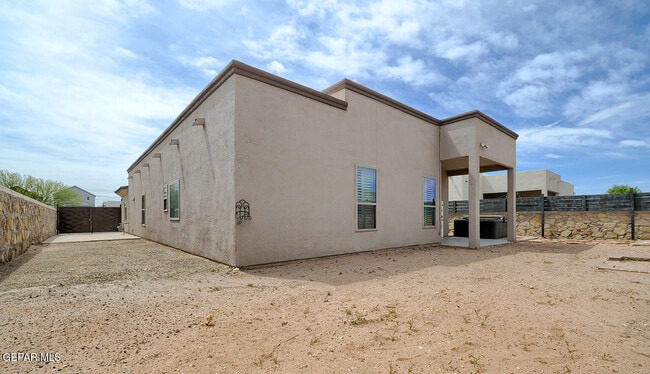 Building Photo - 14805 Holly Springs