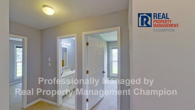 Building Photo - Charming Ranch Style Home with Spacious Fenced Yard