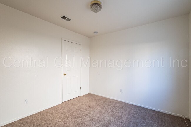 Building Photo - 4 Bedroom/2.5 Bath Home located in RiverLakes - $2645 Per month!