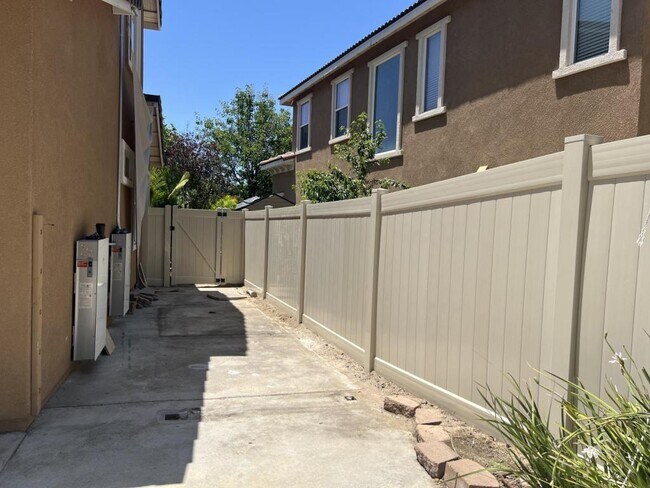 Building Photo - 27749 Hackberry St
