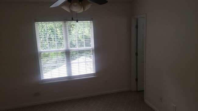 Building Photo - Charming 2Br 2.5Ba Townhome with Garage in...