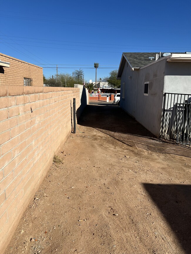 Building Photo - 1155 N Bryant Ave