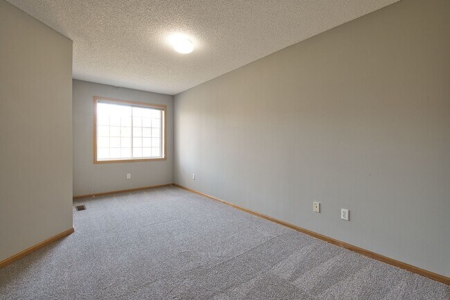 Building Photo - Like New 2 Bed/2 Bath Townhome With Amenit...