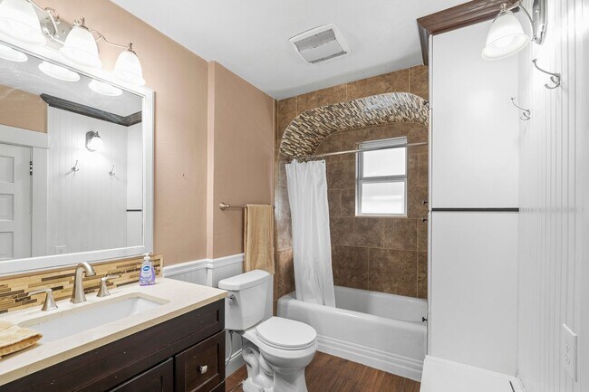 Building Photo - 206 W Waverly Pl