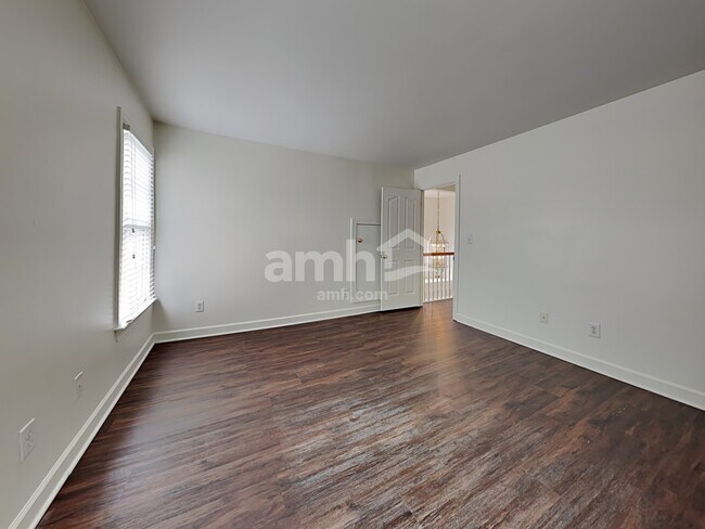 Building Photo - 300 Lucas Park Dr