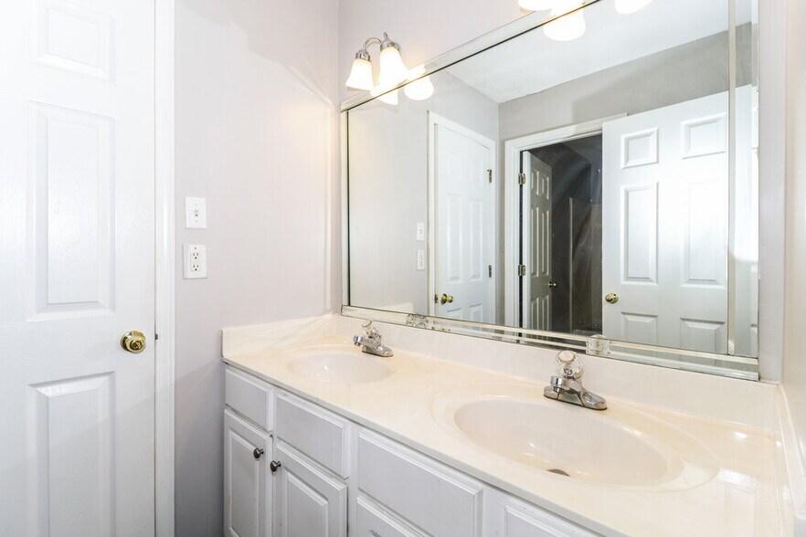 Building Photo - 1153 Hunters Green Cir S
