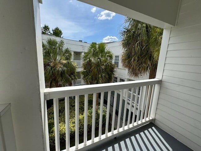 Building Photo - 3 Bedroom Top Floor Condo in Downtown Cele...
