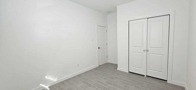 Building Photo - 8422 Bay Oaks Dr