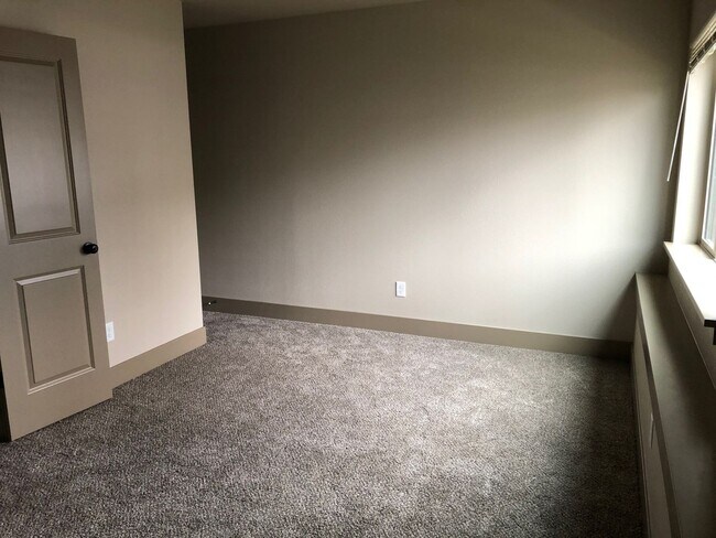 Building Photo - 150 E 15th Ave