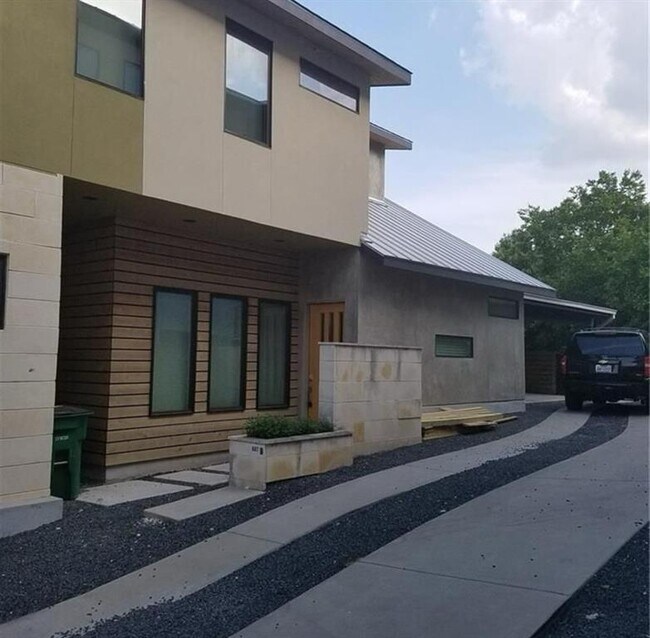 Building Photo - 607 Peacock Ln
