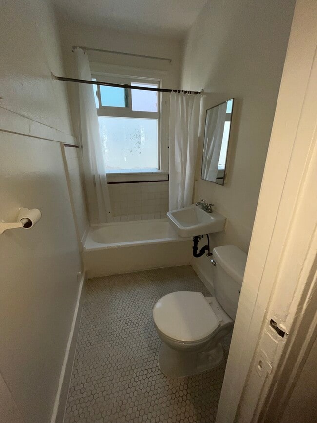 Full tub - 4156 Rosewood Ave