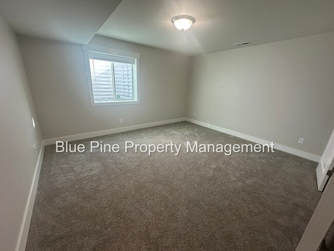 Building Photo - 176 Hideout Dr