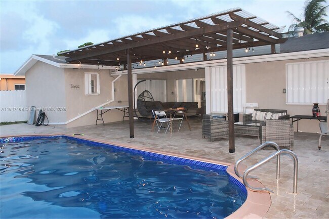 Building Photo - 8457 Sheraton Dr