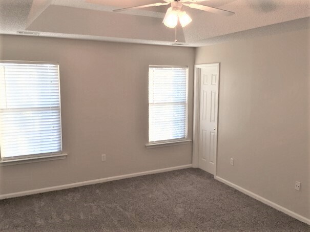 Building Photo - 8 Sandy Pond Ct