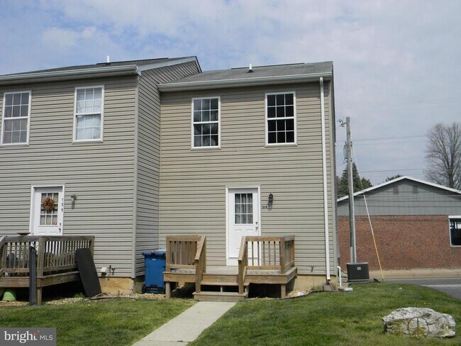 Building Photo - 104 W Main St