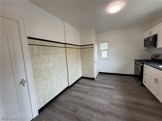 Building Photo - 4162 W 140th St
