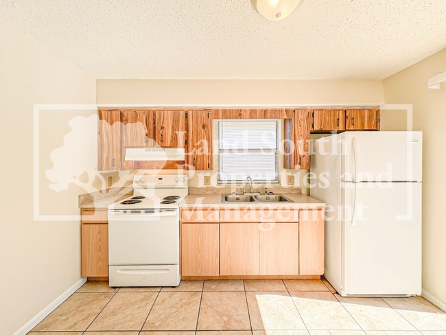 Building Photo - 5859 Charlton Dr