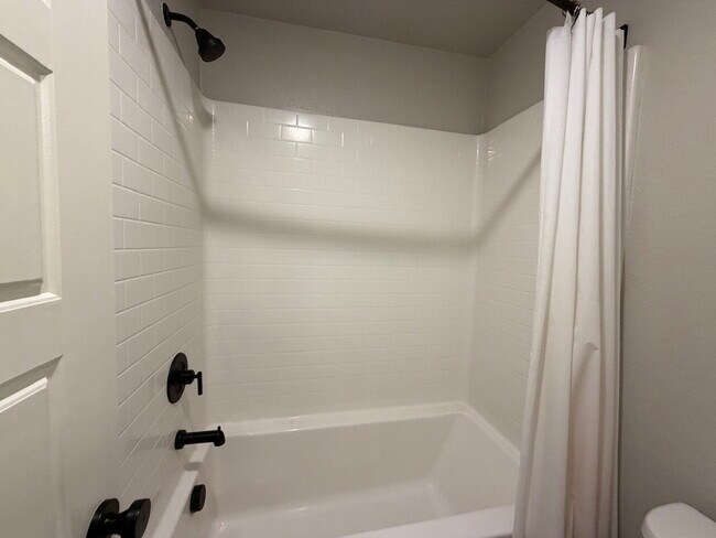 Building Photo - GATED 4 BED 2.5 BATH 2 CAR GARAGE SINGLE FAMILY HOME w/ LOFT, BEDROOM DOWNSTAIRS, NEXT TO COMMUNI...
