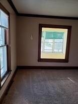 Building Photo - 558 Monroe St