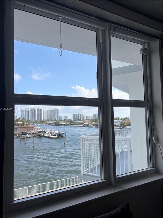 Building Photo - 1913 S Ocean Dr