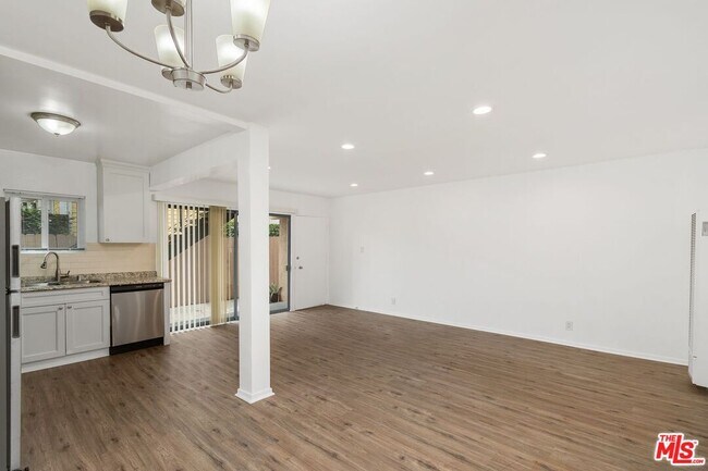 Building Photo - 7550 Fountain Ave