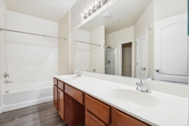 Building Photo - 5350 Dunlay Dr