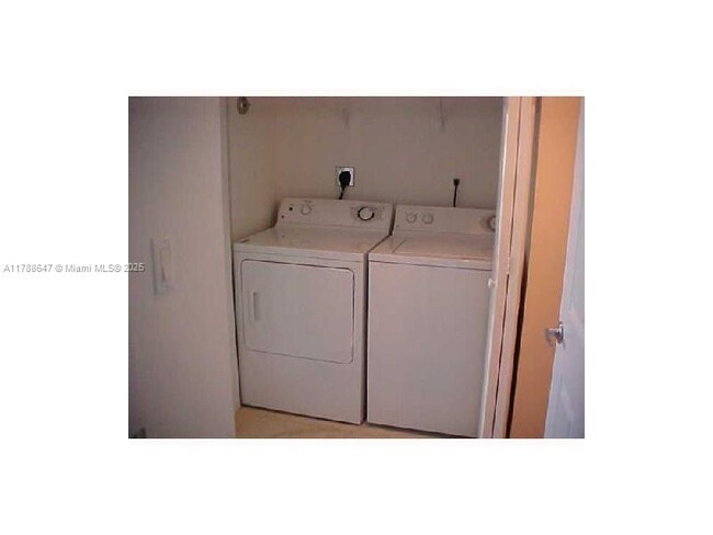 Building Photo - 1155 Brickell Bay Dr