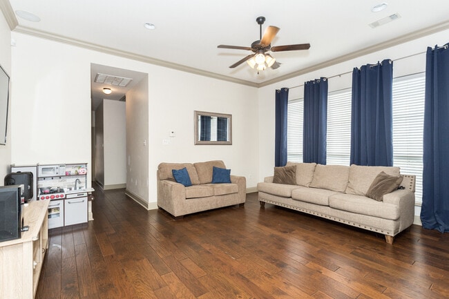 Building Photo - 735 Fall Creek Dr