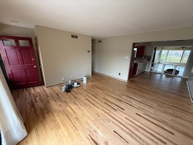 Building Photo - Charming Single Family Home in Brookfield - FIRST MONTH RENT HALF OFF!