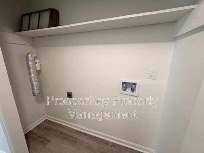 Building Photo - 2236 Danbury Dr