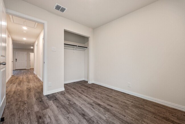 Building Photo - Spacious 3-Bedroom Home with Hardwood Floors & Modern Finishes in Seguin