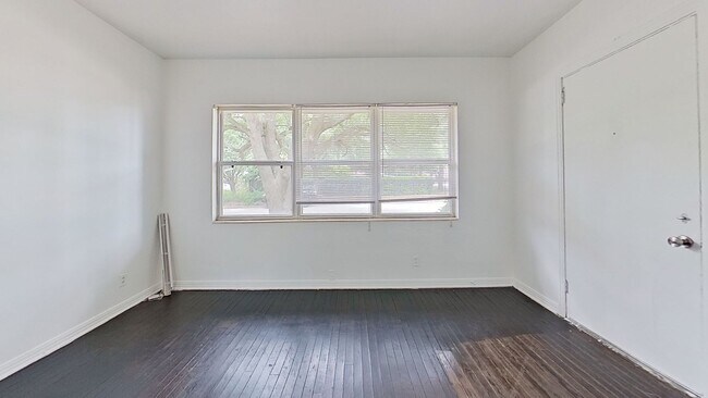Building Photo - Cute and Charming Apartment in St. Nicholas