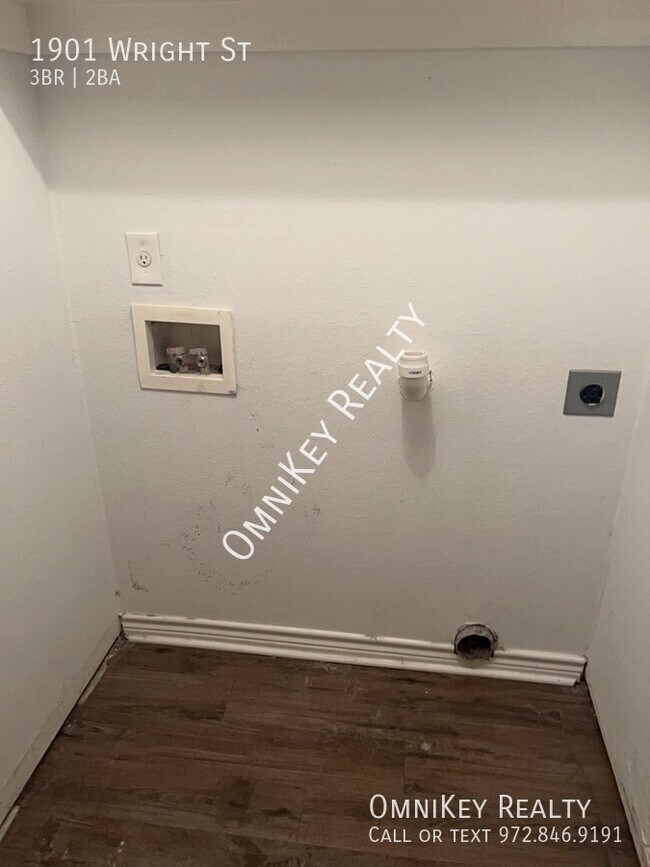 Building Photo - 1901 Wright St