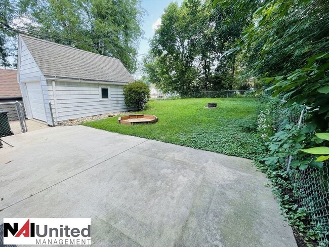 Building Photo - 3 bedroom, 2 bathroom close to Unity Point...