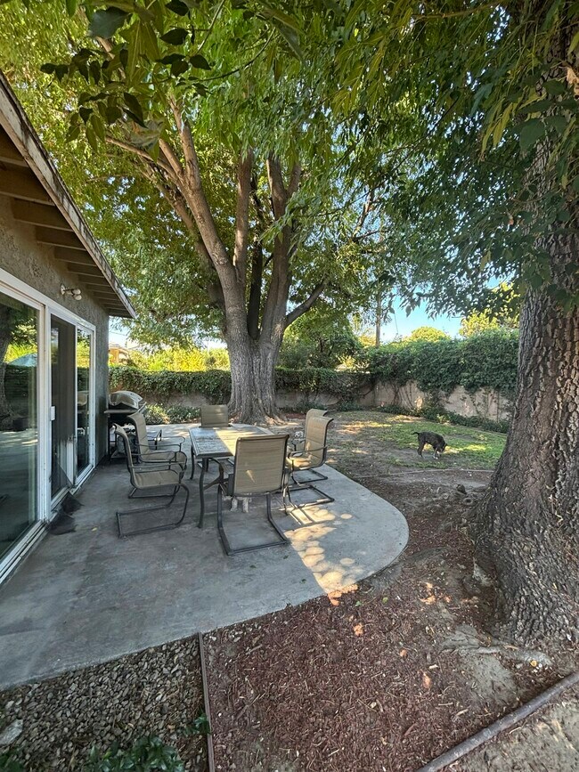 Building Photo - 16047 Tupper St