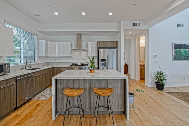 Building Photo - Custom, Modern & Spacious Tri-Level Home w...