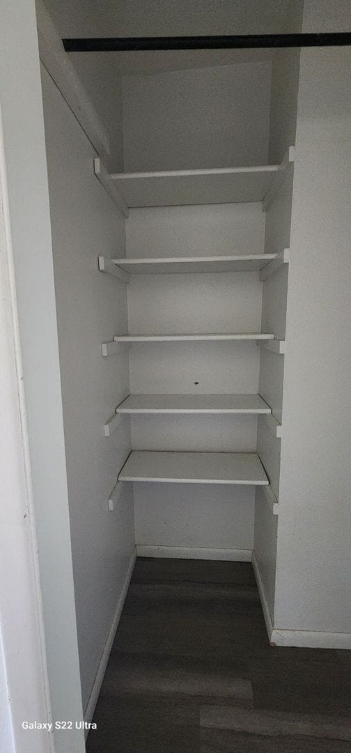 Building Photo - Garden level 2 bed, 1 bath apartment in Ch...