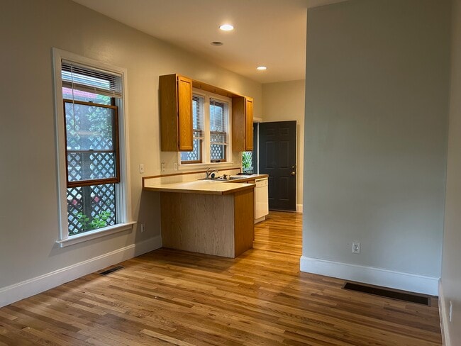 Building Photo - 603 Mathews St