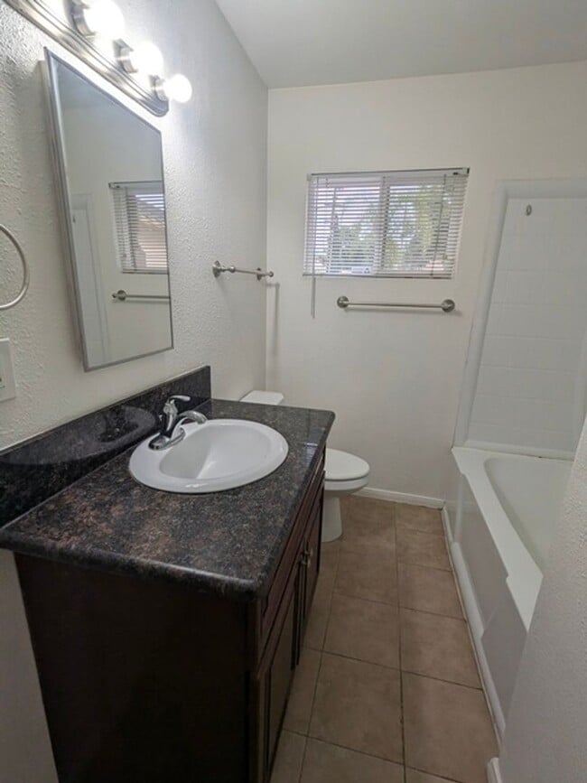 Building Photo - 4 Bed / 3 Bath with bonus room - Single Story Home in El Cajon