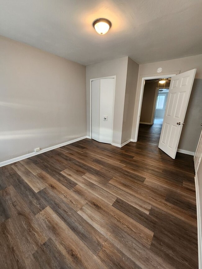 Building Photo - 909 W Adams St