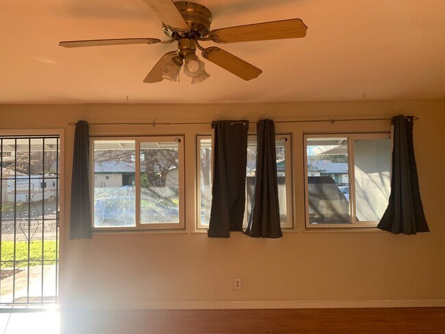 Building Photo - 3 Bedroom, 2 bath home in Chico, Just off the Esplanade, Excellent Location, Large Backyard