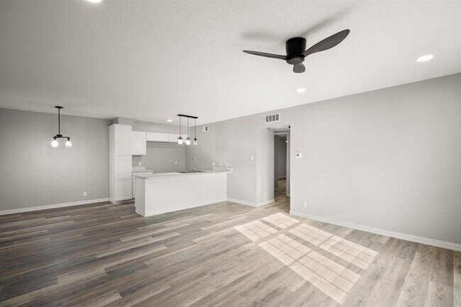 Building Photo - 910 Duncan Ln