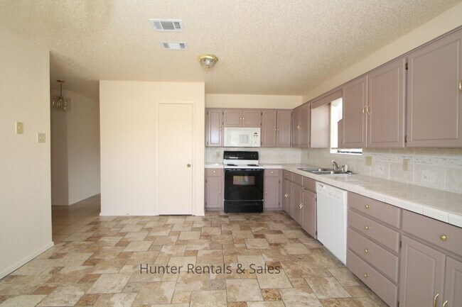 Building Photo - Winfield Estates!